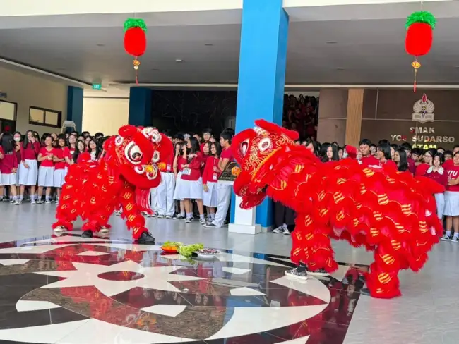 Jeruk Manis dan Barongsai, Ramaikan Imlek 2577 di SMA Yos Sudarso Batam